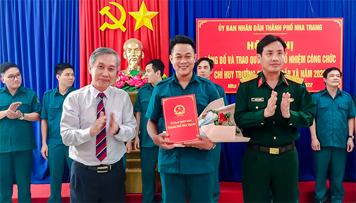  Nha Trang: Công bố và trao Quyết định bổ nhiệm công chức Chỉ huy trưởng quân sự cấp xã năm 2022