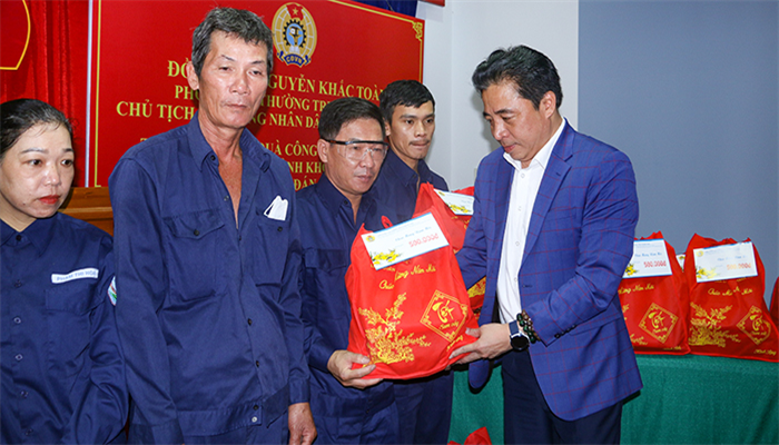  Lãnh đạo Tỉnh Ủy thăm chúc Tết, tặng quà đoàn viên người lao động tại thành phố Nha Trang
