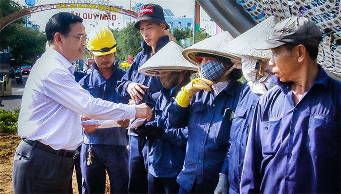  Chủ tịch UBND Tp Nha Trang thăm lực lượng thi công Dự án Đảo giao thông Ngã 6
