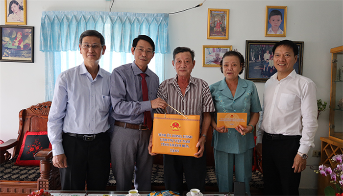  Phó Chủ tịch UBND tỉnh thăm tặng quà Tết 5 gia đình chính sách tiêu biểu tại TP. Nha Trang
