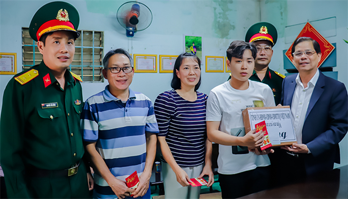  Chủ tịch UBND tỉnh thăm, tặng quà thanh niên có hoàn cảnh khó khăn chuẩn bị nhập ngũ năm 2023 tại Tp. Nha Trang