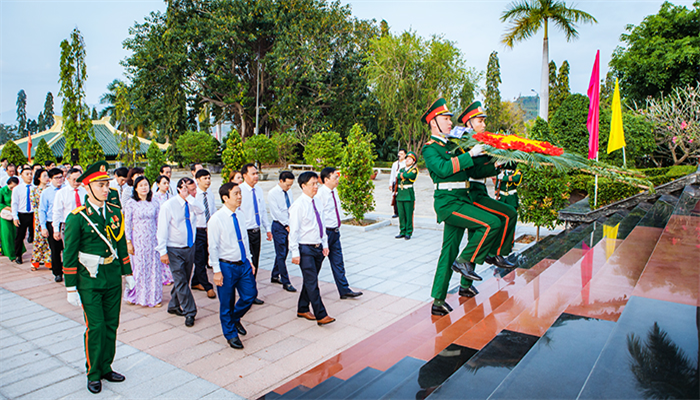  Lãnh đạo thành phố Nha Trang đặt vòng hoa, dâng hương viếng Nghĩa trang liệt sĩ Hòn Dung