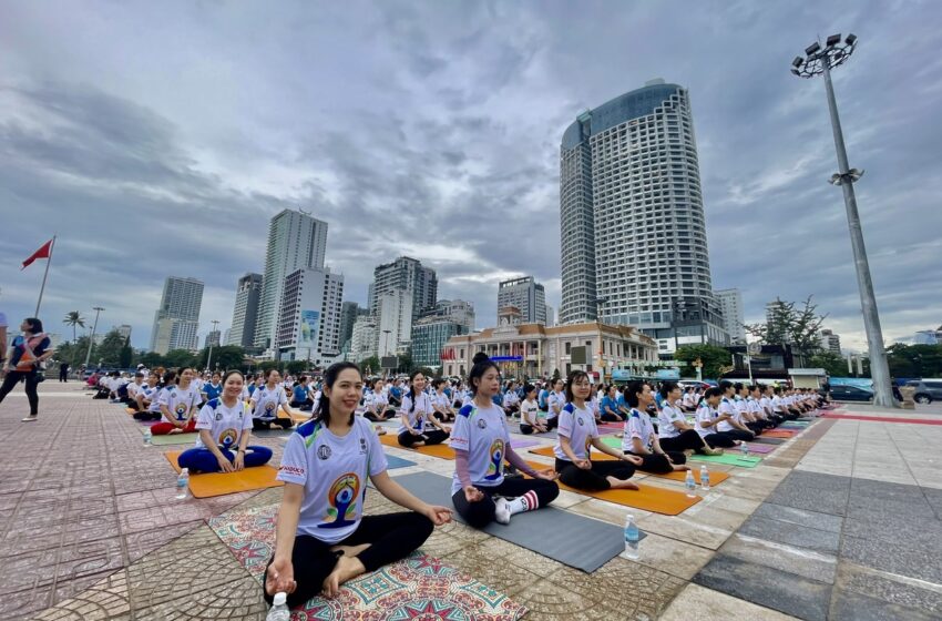  Hơn 1.200 người tham gia đồng diễn yoga tại thành phố Nha Trang