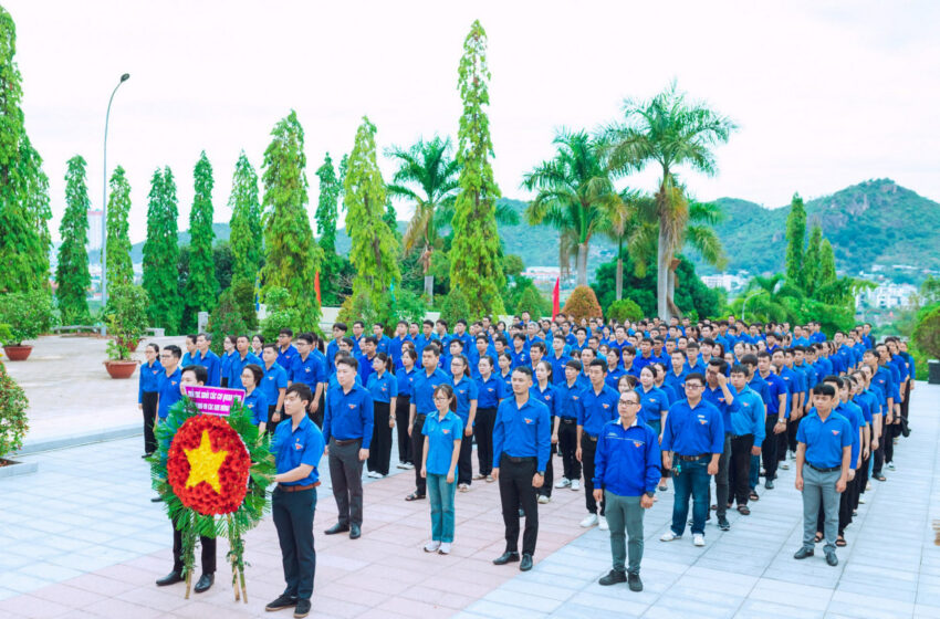  Gần 500 đoàn viên, thanh niên dâng hương nghĩa trang liệt sĩ Hòn Dung